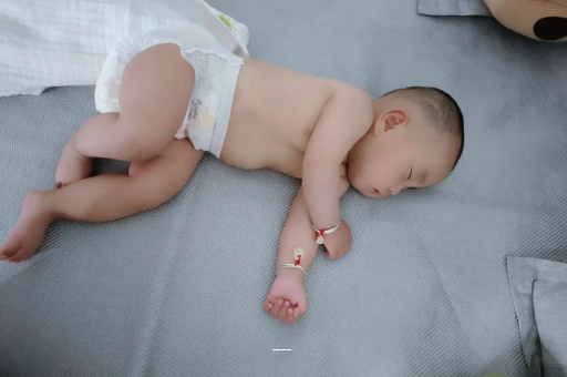 新疆宝宝上火有眼屎